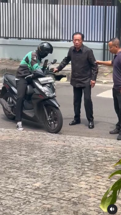 Momen Mantan Gubernur DKI Jakarta Naik Ojol, Driver Langsung Cium Tangan Pas Sampai di Tujuan