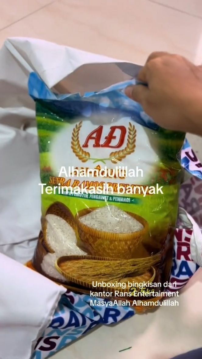 Hampers dari RANS adalah sembako yang berguna untuk para karyawannya. Salah satunya beras 2,5 kg.