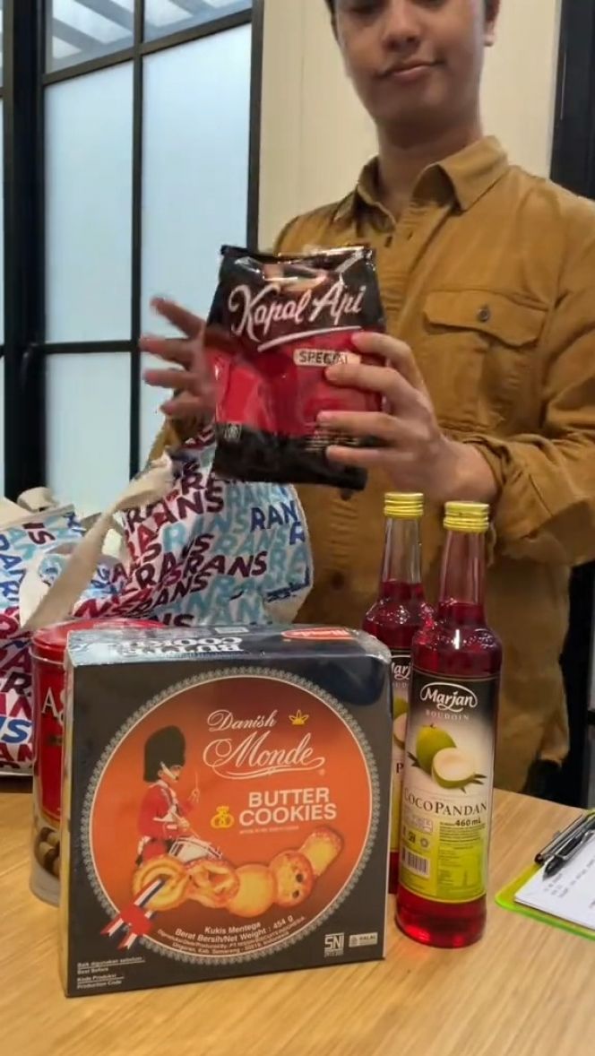 Ada juga nih kopi berukuran besar untuk para karyawannya begadang.