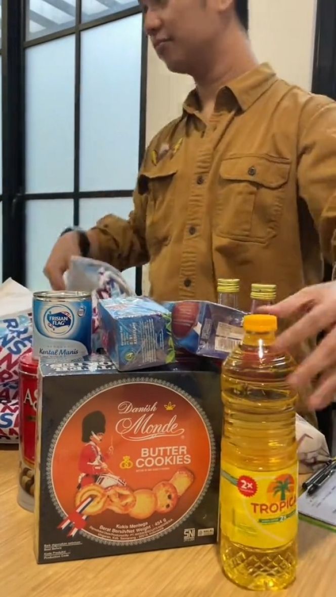 Ada lagi minyak seukuran satu liter.