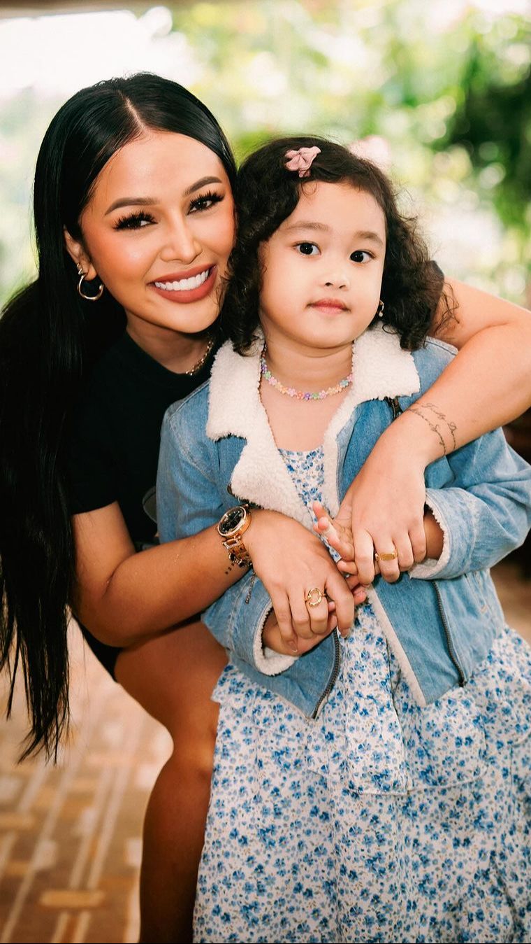 Deretan Pose Gemas Gewa, Putri Mendiang Glen Fredly yang Kini Sudah Sekolah