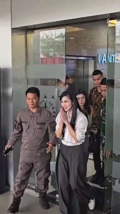 Potret Sandra Dewi Saat Diperiksa Penyidik Kejagung, Kegerahan sampai Pakai Kipas Angin