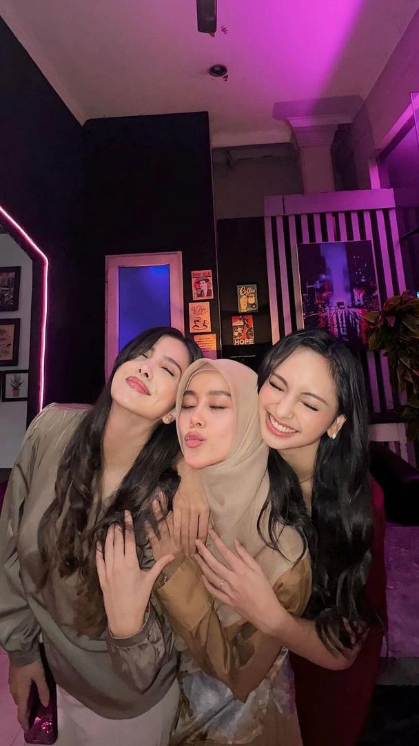 Meski banyak netizen julid tapi Valerie begitu dekat dengan Lesti Kejora.