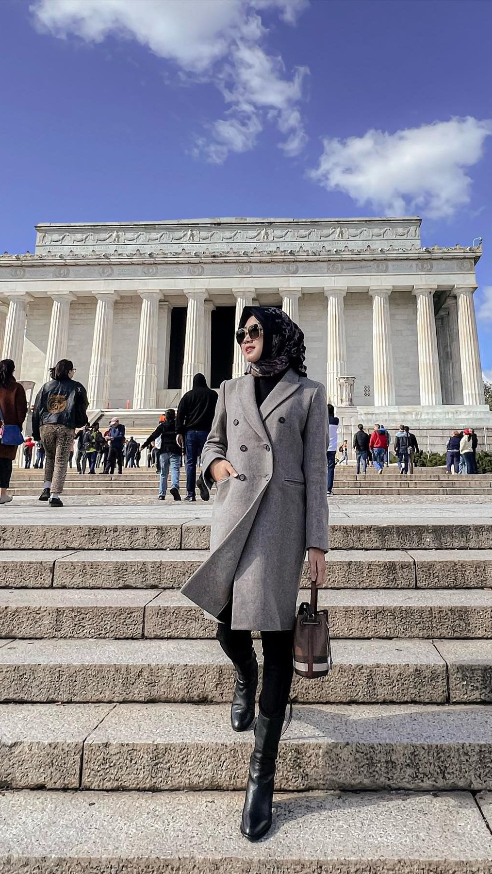 Ia merupakan anak dari Mawa Wahyuningsih seorang pengusah sukses di bidang travel umrah dan haji