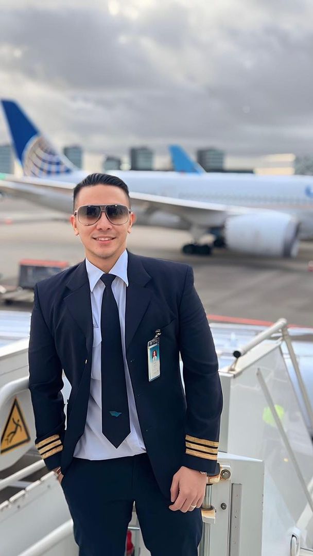 Anggi diketahui berprofesi sebagai pilot Garuda Indonesia.