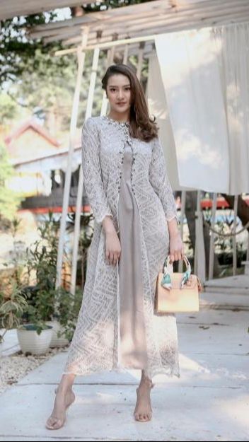 Bagi yang ingin tampil feminin saat Lebaran, bisa coba style Anya satu ini.