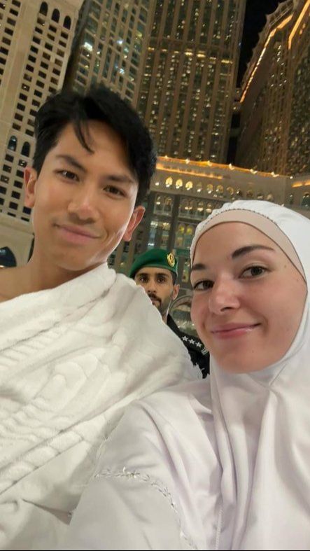 Potret Pangeran Mateen dan Anisha Rosnah Jalani Umrah, Mukena Sederhananya Dibilang Mirip yang Ada di Masjid