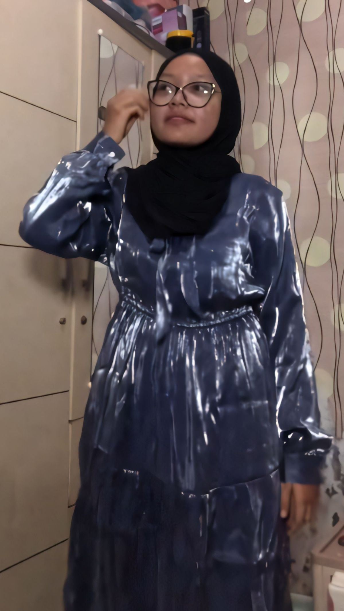 Ngakak! Tren Baju Shimmer Buat Lebaran, Bikin Mata Warga Sekampung Silau sampai Disebut Mirip Jas Hujan