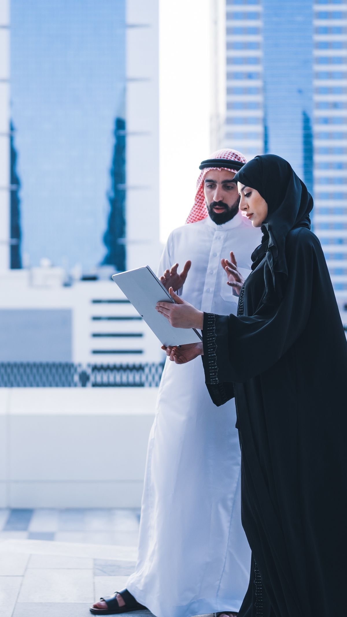 Ternyata Begini Cara Syuting Talkshow di TV Arab, Super Ribet Serasa Beda Universe