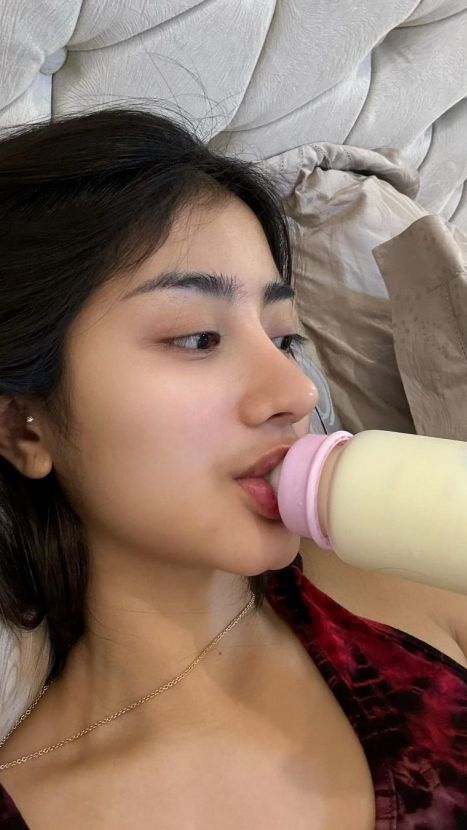 10 Adu Gaya Anya Geladine VS Ghea Youbi Minum Susu Pakai Dot, Netizen Julid: Bikin Geli