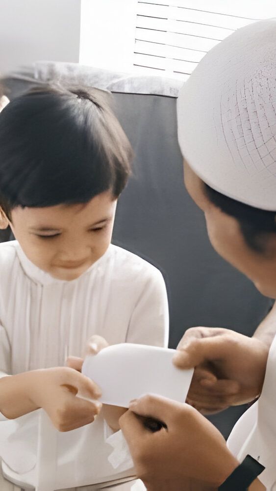 Bolehkah Orang Tua Memakai Uang THR Anak? Begini Penjelasannya yang Penting Diperhatikan agar Tidak Disalahgunakan