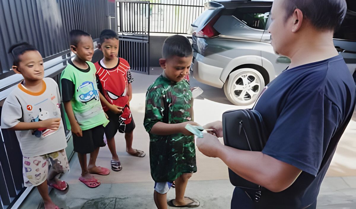 Bolehkan Orang Tua Memakai Uang THR Anak?