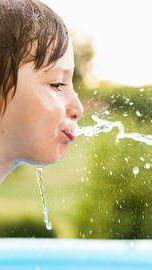 Trik Kuno Human Water Fountain