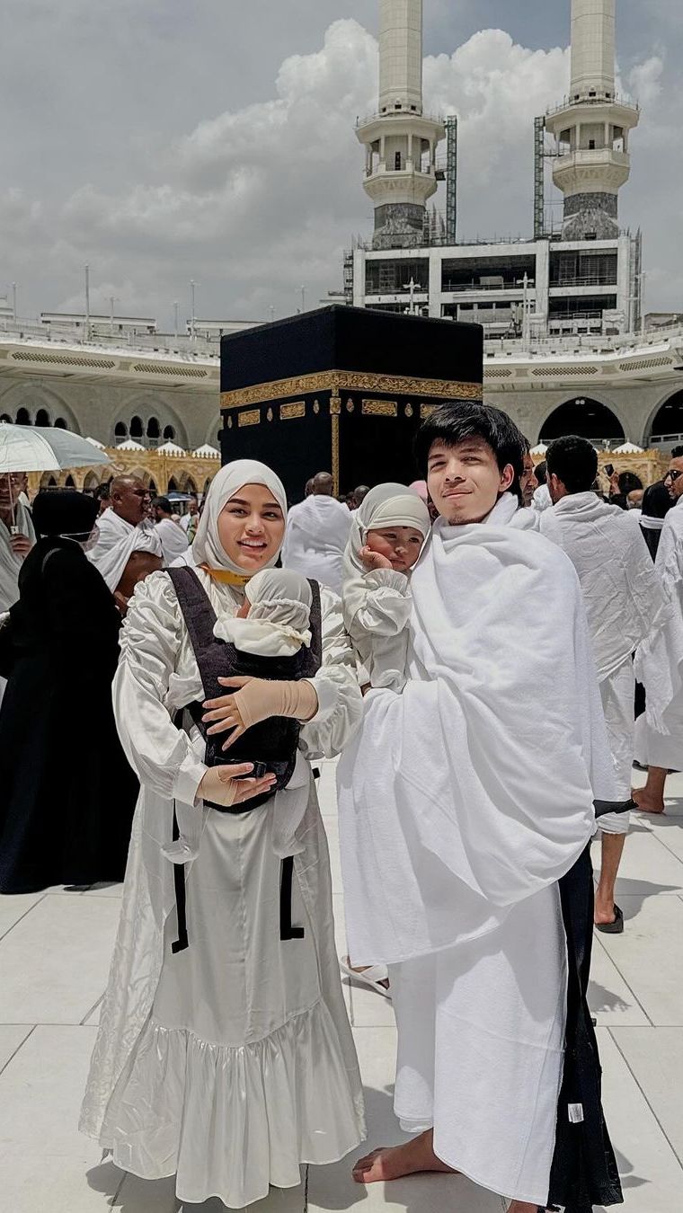 Bikin Haru! Momen Atta Halilintar Menangis Pegang Kabah Saat Ibadah Umroh