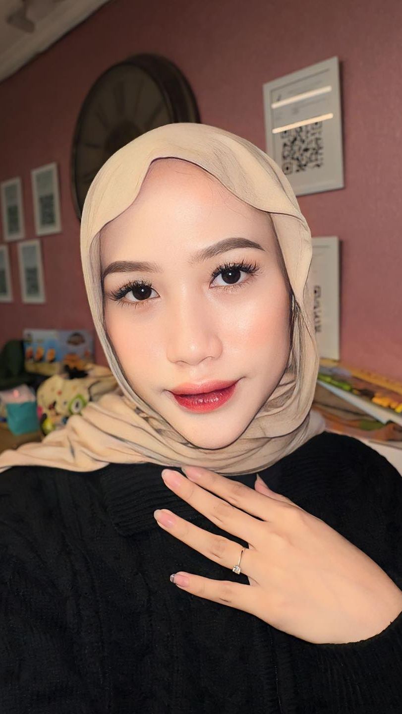 Sementara itu, inilah potret terbaru Nadya yang kini tampil berhijab. Wajahnya tampak begitu glowing.