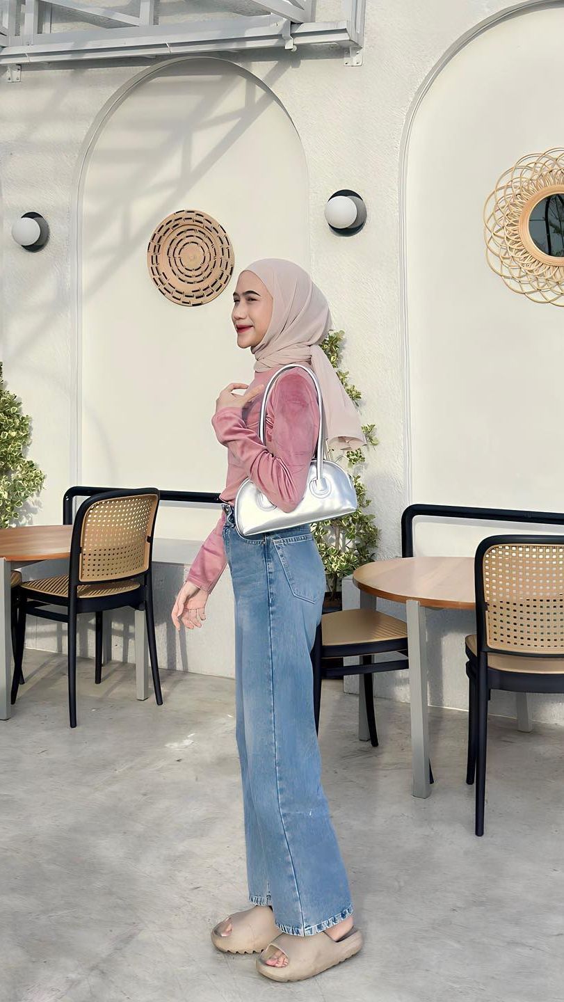 OOTD-nya selalu berhasil mencuri perhatian. Bahkan banyak yang tak menduga jika Nadya adalah seorang ibu dari tiga orang anak