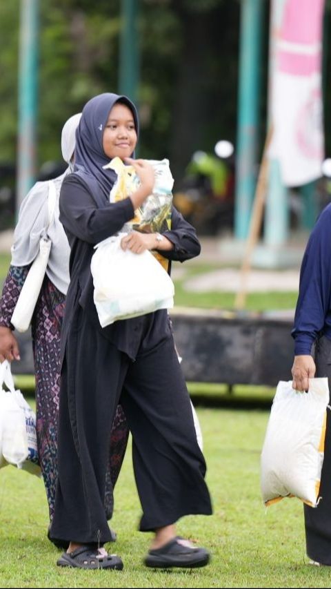 BUMN Semen Sebar Ribuan Paket Sembako Murah Jelang Lebaran