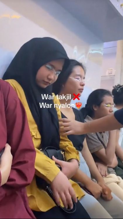 Selesai War Takjil Muncul War Salon Demi Tampil Cantik Saat Lebaran, Konsumen Rela Antre Sambil Merem