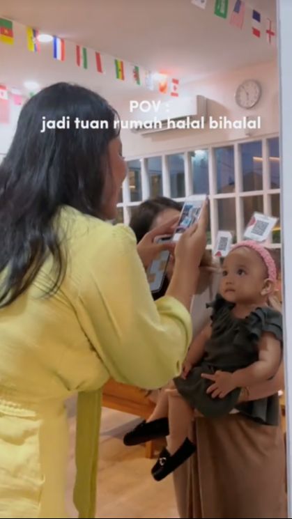 Boleh Juga Idenya, Ibu Muda Bikin Bando dengan Kode QRIS untuk Tampung THR Anaknya