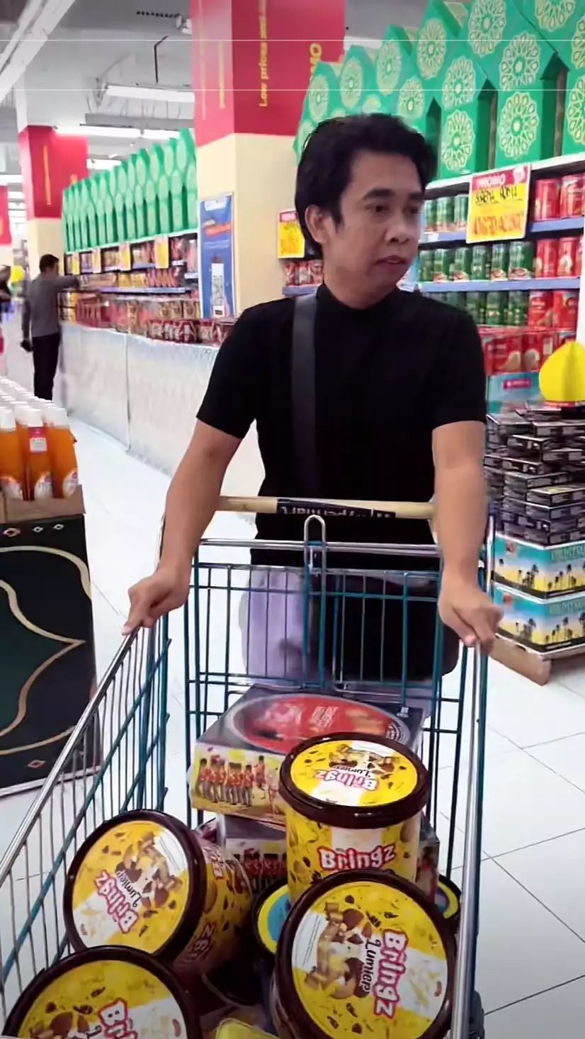 Aneka ragam kue kering pun di borong Mimi Peri untuk Emak tercinta.