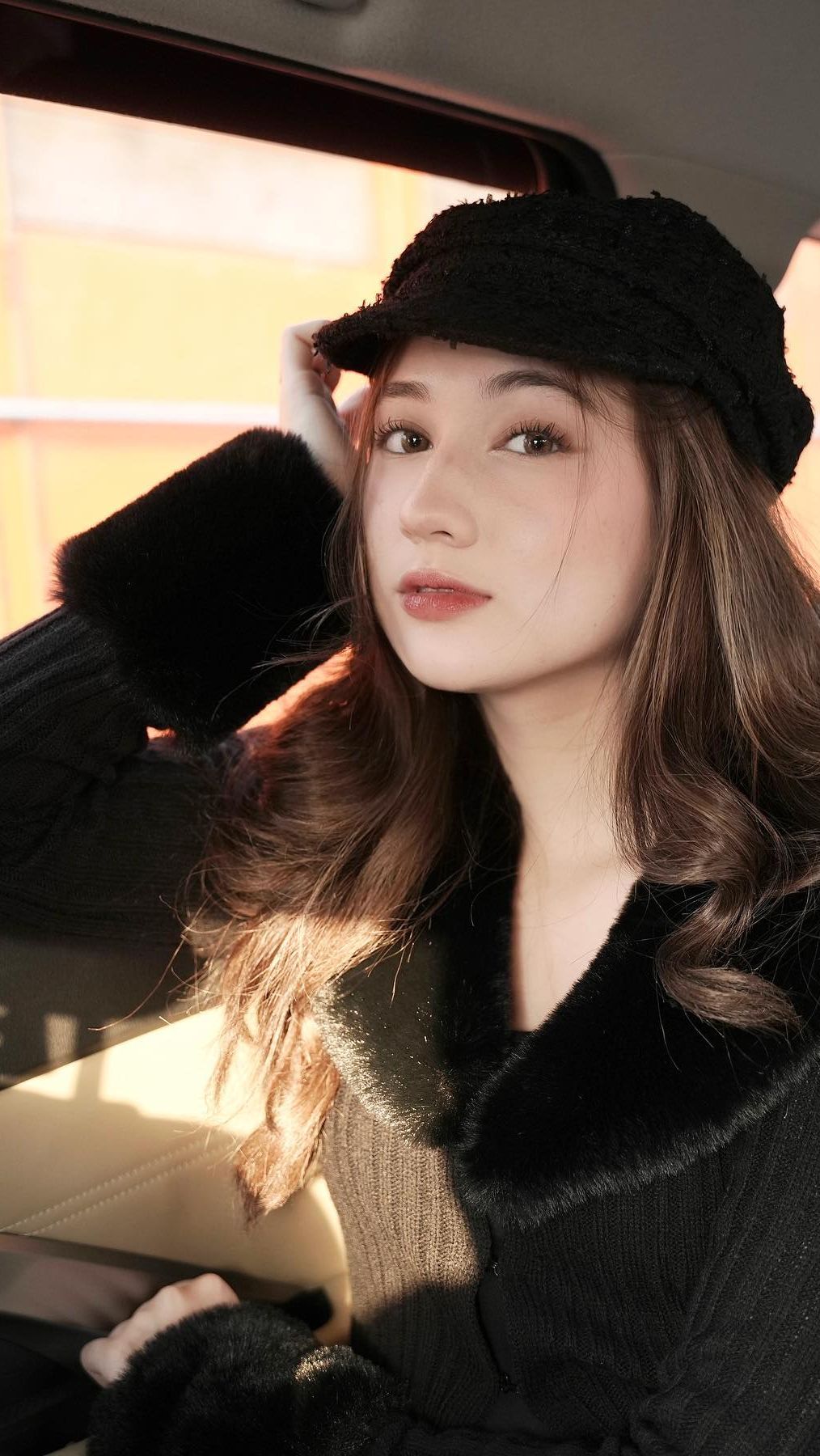 Paras cantik Laura selalu berhasil mencuri perhatian. Terlebih ia juga pandai memadukan padankan outfitnya