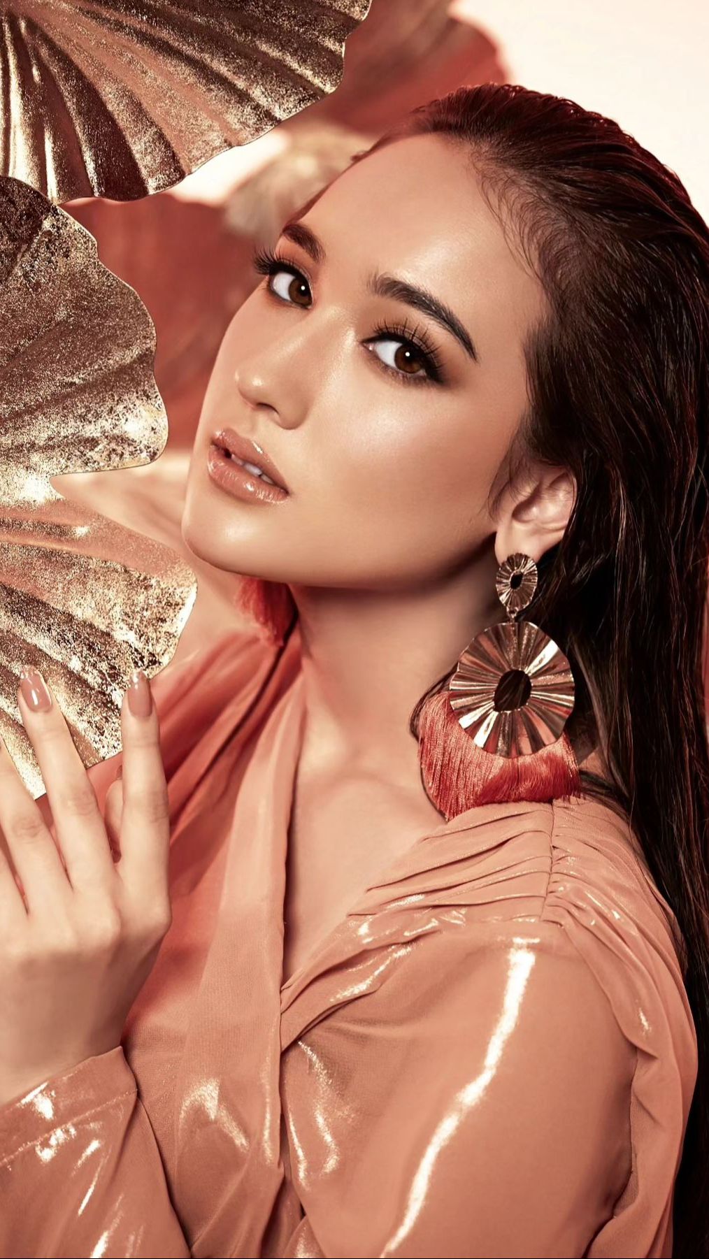 Laura juga pandai berpose di depan kamera. Terlihat saat ia didapuk menjadi model dalam pemotretan ini