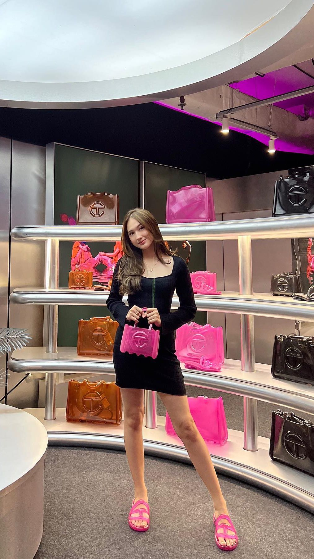 Laura juga tampil cantik dengan berbagai OOTD-nya. Aksesoris tambahan seperti tas mini juga jadi salah satu andalan Laura