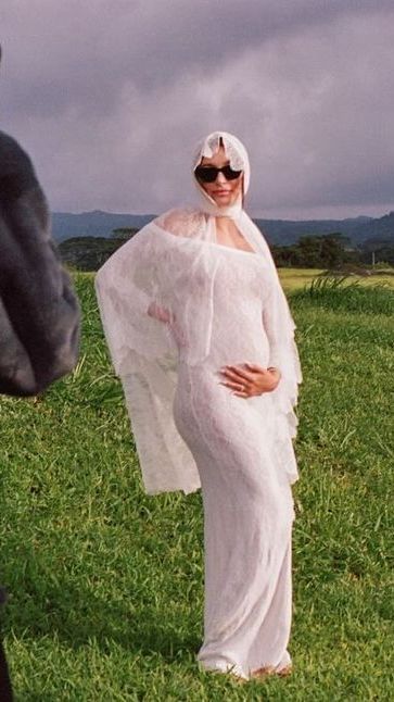 Pesona Hailey Bieber Tampil Stunning Pamer Baby Bump