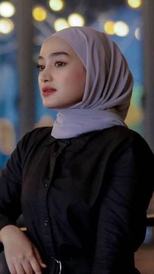 Santyka memiliki paras yang cantik dan muda. Bahkan ia seumuran dengan Rizky Febian.