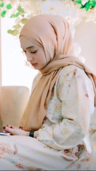 Santyka dikenal sebagai selebgram sekaligus pekerja kantoran.