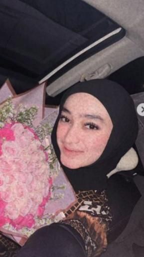 Parasnya yang cantik dan stylish dengan hijab mmpu meluluhkan hati Sule.