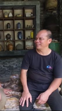 Tinggal di Rumah Bak Hutan Belantara, Begini Potret Kamar Mandi Pengusaha Tajir Haji Asari, Serba Batu hingga Kayu Fosil