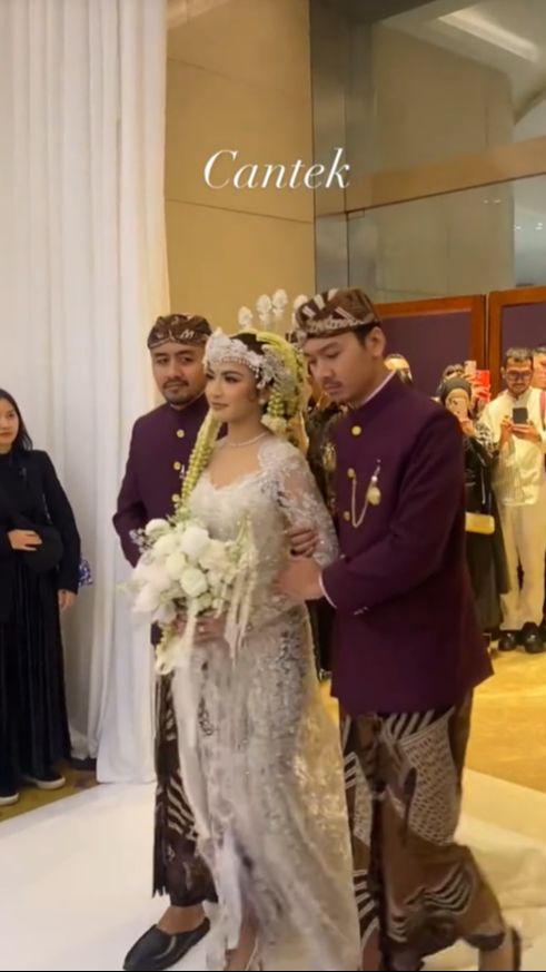 Kebaya yang dipakai Mahalini merupakan karya desainer Asky Febrianti