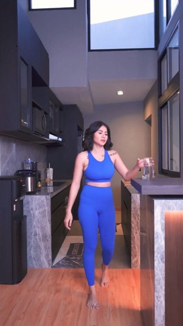 Dapur di rumah Uus juga nggak terlalu besar tapi simple dan terkesan elegan.