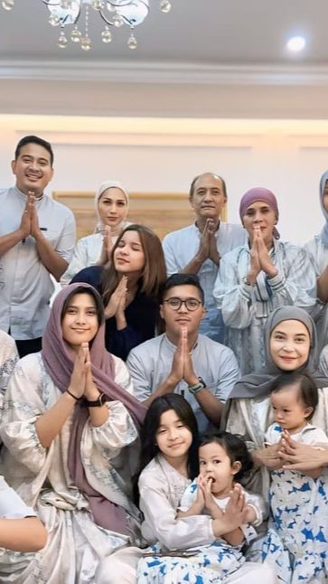 Namun seiring waktu, Tata mulai nyaman menggunakan jilbab segiempat