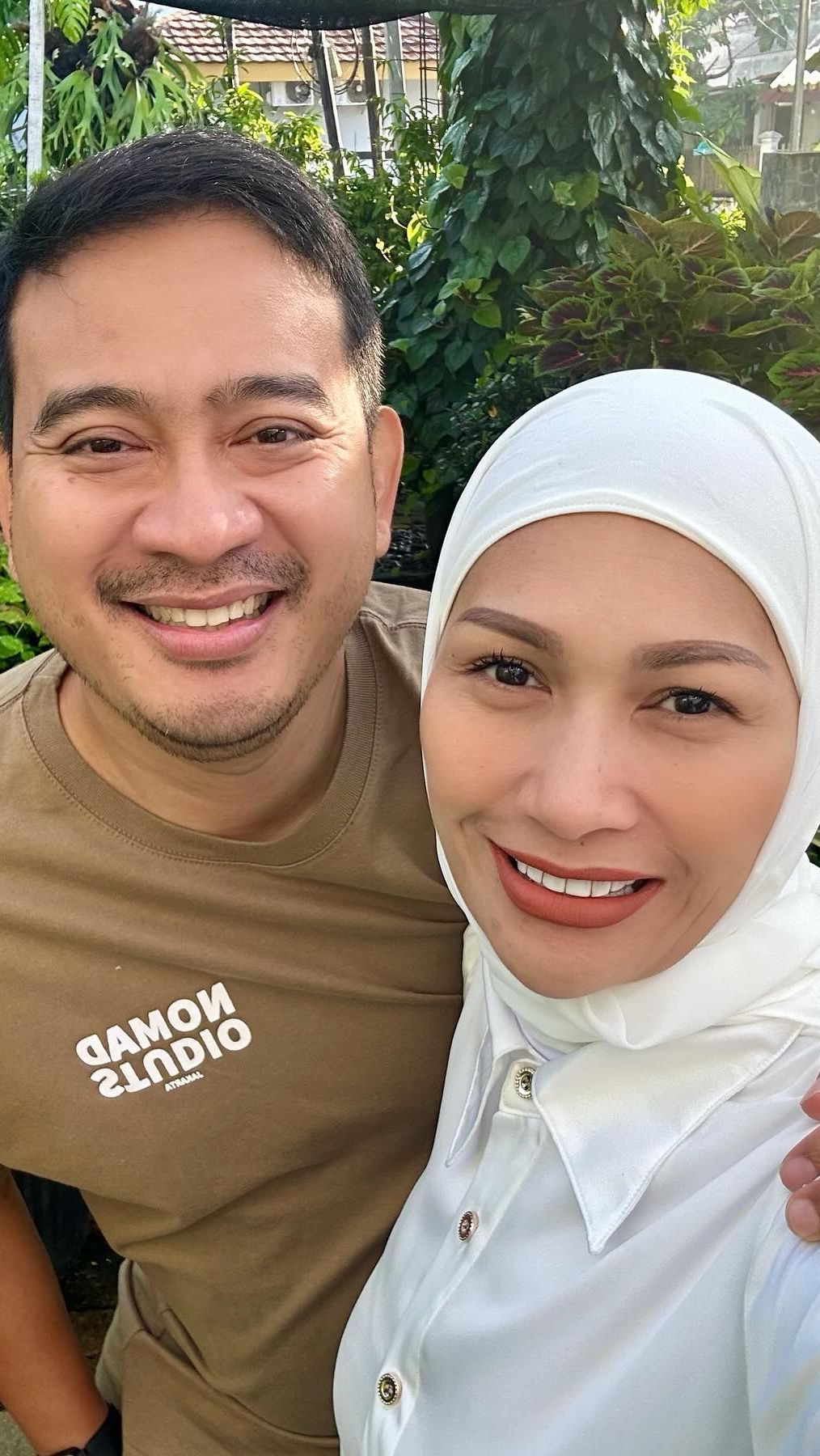 Bahkan saat berpose dengan suami, Raden Brotoseno, penampilan Tata begitu menawan
