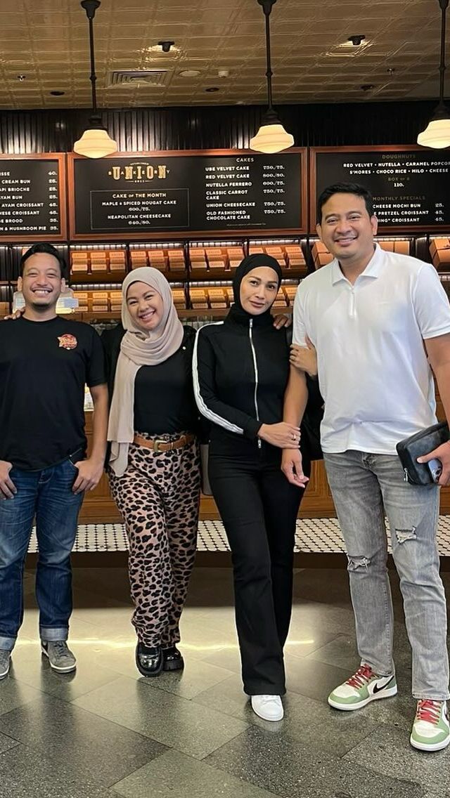 Ia pun berusaha untuk istiqomah dalam berhijab. Sang suami pun memberikan dukungan penuh untuk istrinya tersebut