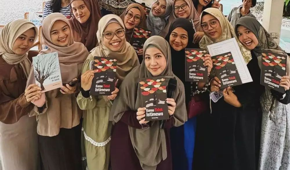Menulis buku