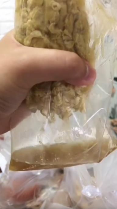 Ngeri! Beli Jajanan Anak Sekolah Telur Gulung, Pas Diremas Minyaknya Auto Mengalir Keluar Kayak Air