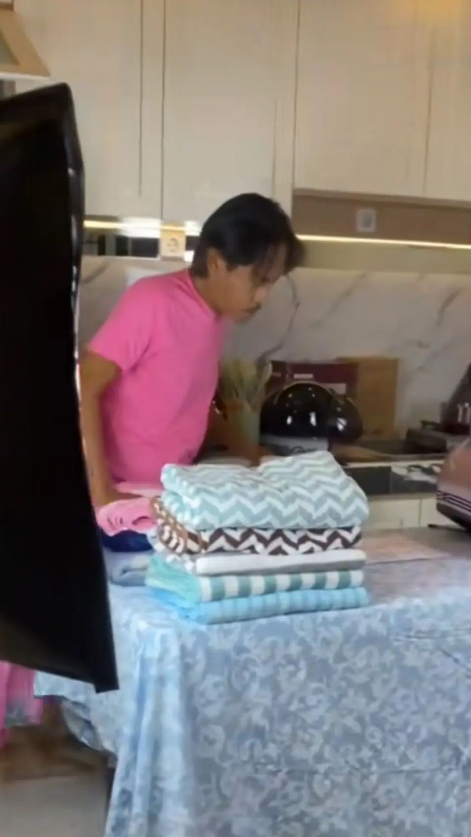 Dapurnya pun cukup mewah denganmeja dapur bernuansa marmer