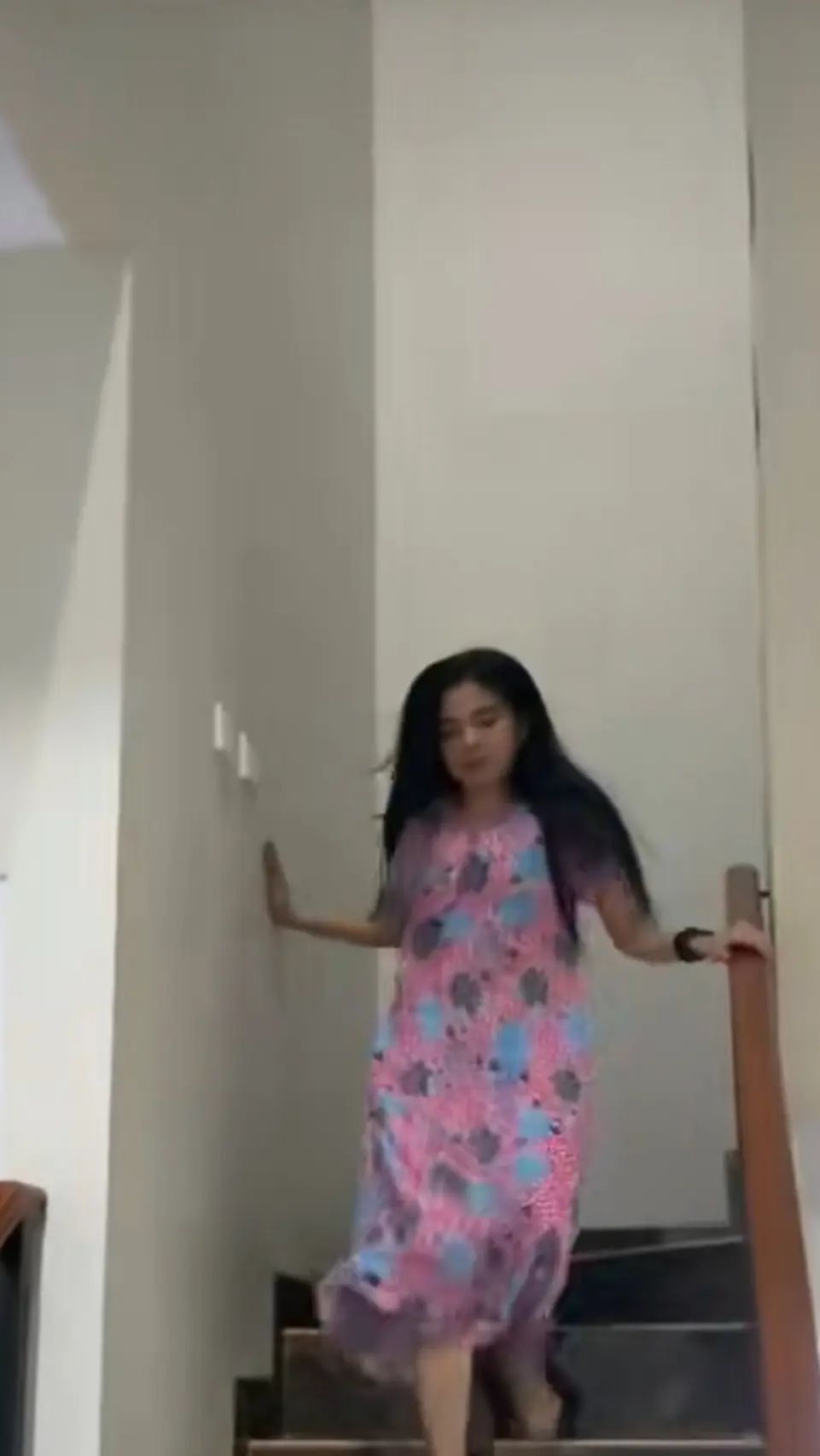 Rumah Epy Kusndandar terdiri dari dua lantai yang megah dilihat dari luar.