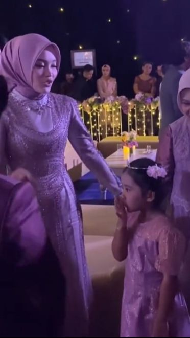 Ia pun tampak dekat dengan kakak-kakaknya.