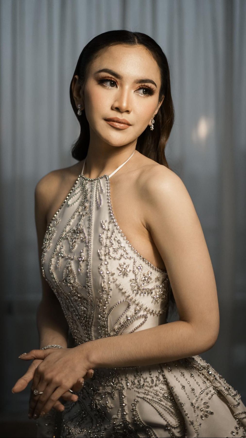 Mahalini memakai riasan soft glam dari MUA Dhirman Putra