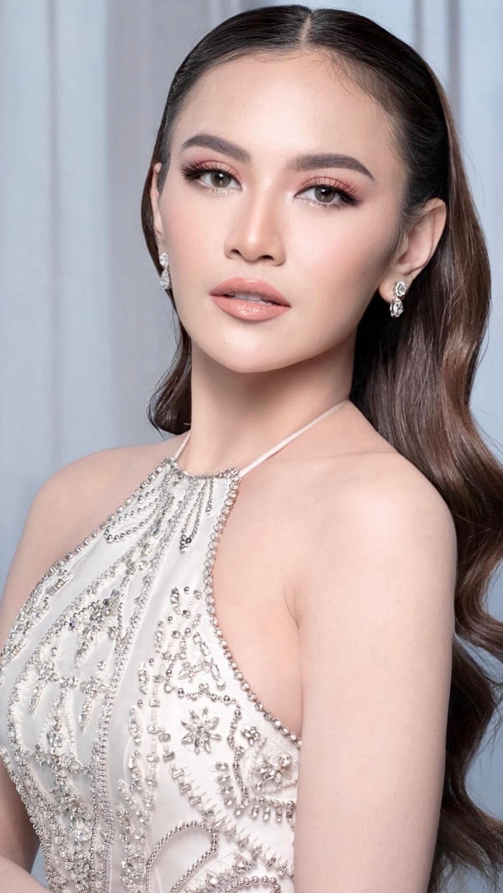 Alis yang dibentuk sempurna, eyeshadow hingga lipstik bernuansa nude membuat aura istri Rizky Febian tersebut terasa semakin terpancar