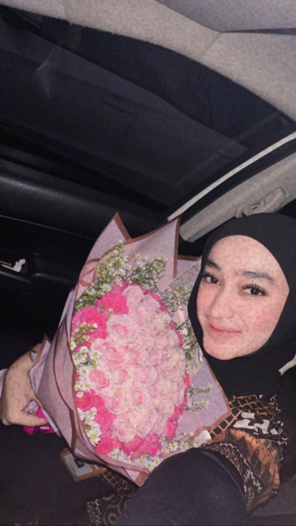 Santyka Fauziah mulai dikenal publik sejak ia mempulikasikan hubungan asmaranya dengan Sule