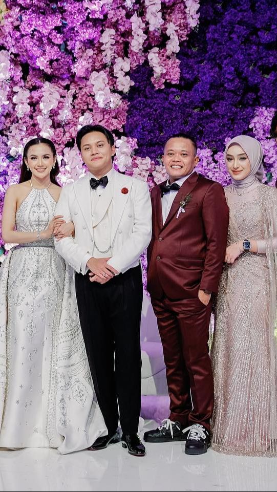 Seperti saat Santyka hadir dalam acara resepsi Rizky Febian dan Mahalini yang digelar pada Jumat malam di Hotel Raffles, Jakarta Selatan