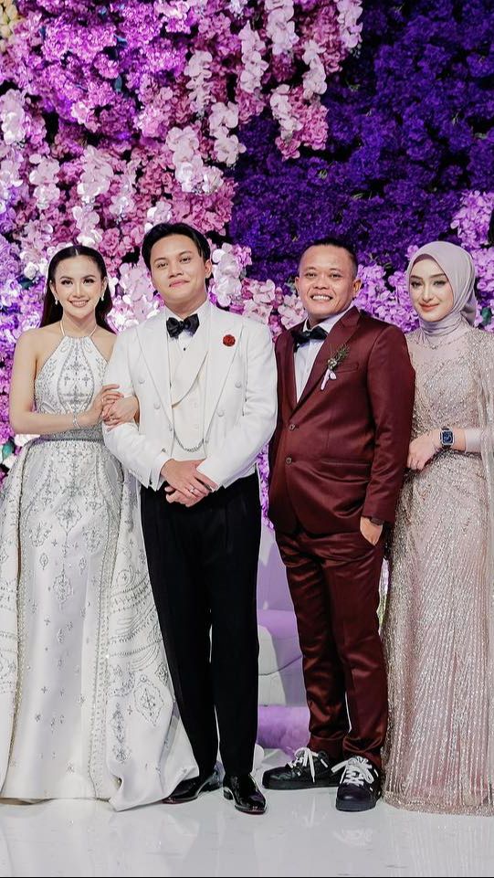 Santyka hadir mengenakan seragam keluarga dengan warna yang senada seperti Putri Delina. Ia juga memberikan ucapan selamat untuk pernikahan Rizky dan Mahalini