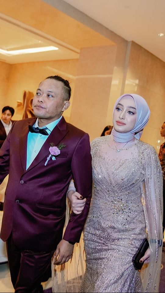 Tak hanya itu, Santyka juga tak segan menggandeng Sule saat berada di lokasi acara. Momen bahagia tersebut juga diabadikan Santyka dalam unggahan Instagramnya