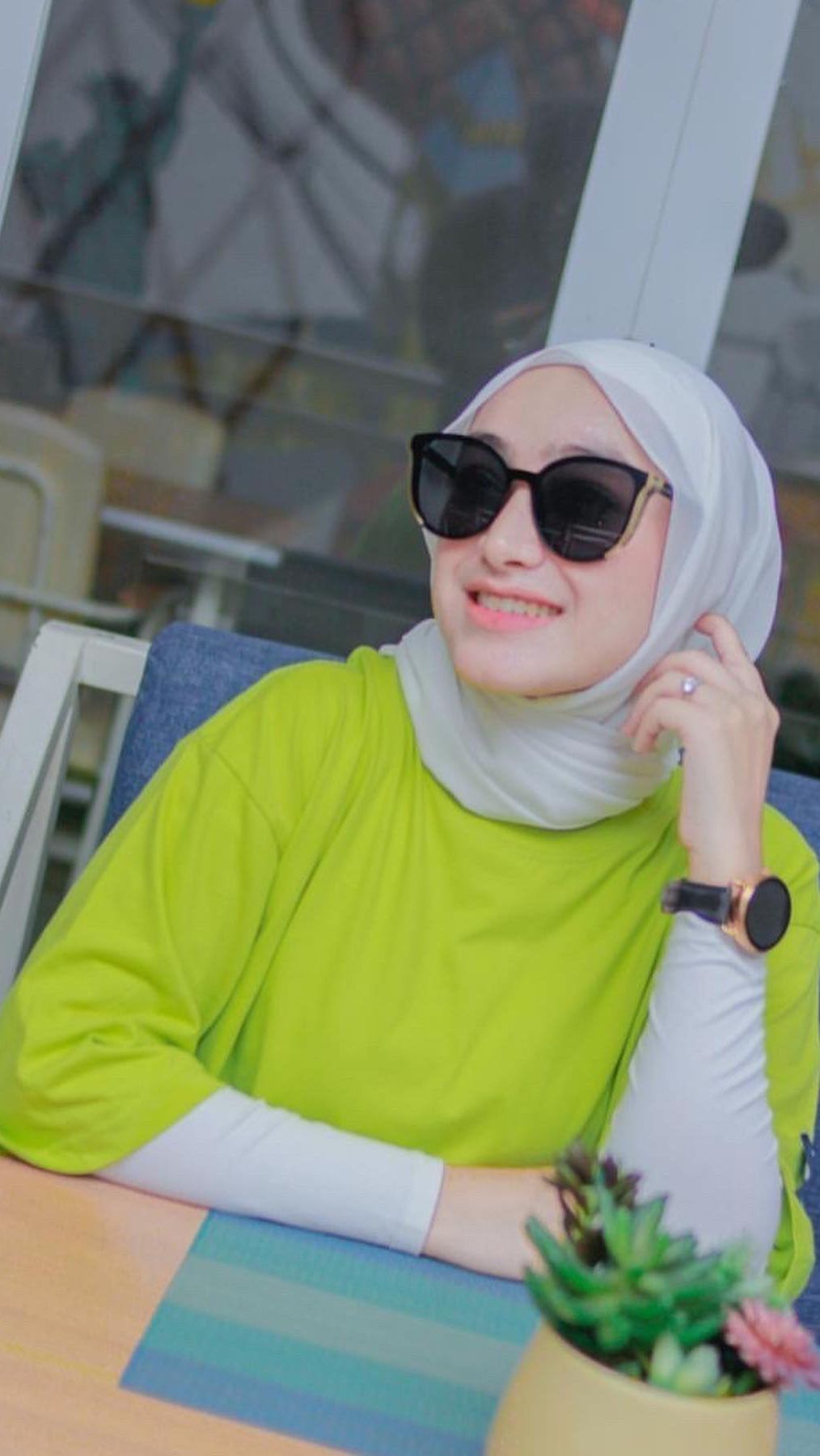 Santyka diketahui lebih muda 18 tahun dari Sule. Namun hal itu tak merubah rasa cinta di antara mereka