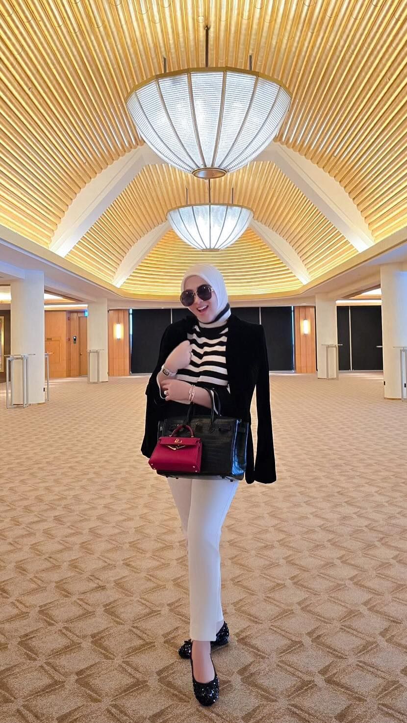 Outfit yang ia gunakan juga selalu tampak berkelas dan mahal